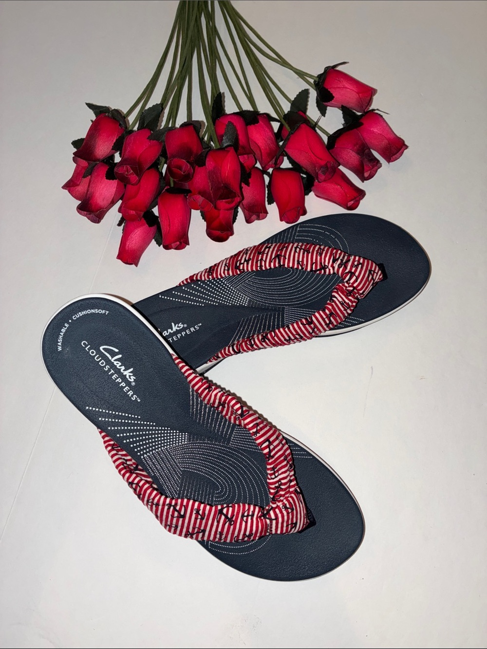 Clarks Womens  9 Flip Flops Red & White Striped w Blue Anchors